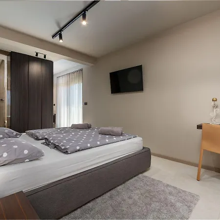 Semesterbostad Noble Strandnahe Mit Meerblick, Privatpool, Gym, Nur 700 Meter Zum
