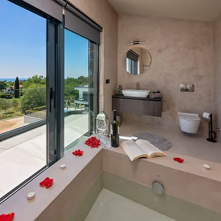 Semesterbostad Noble Strandnahe Mit Meerblick, Privatpool, Gym, Nur 700 Meter Zum Poreč