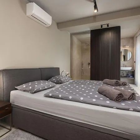 Semesterbostad Noble Strandnahe Mit Meerblick, Privatpool, Gym, Nur 700 Meter Zum