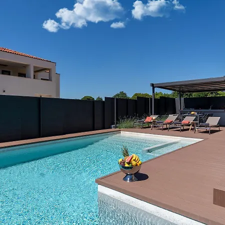 Noble Strandnahe Mit Meerblick, Privatpool, Gym, Nur 700 Meter Zum Poreč