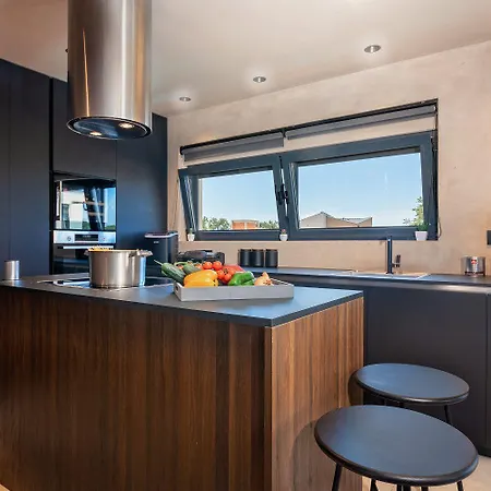 Semesterbostad Noble Strandnahe Mit Meerblick, Privatpool, Gym, Nur 700 Meter Zum *